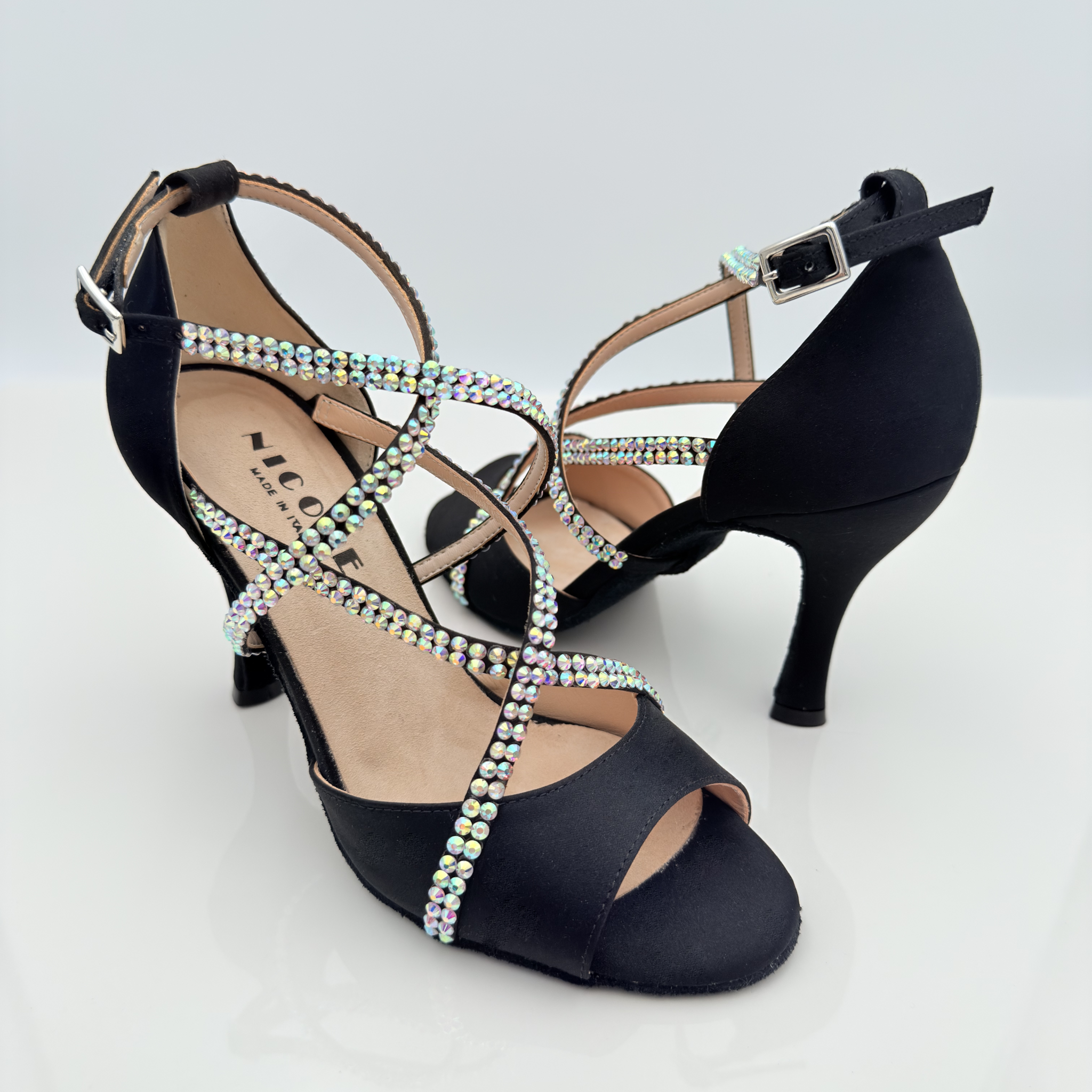Dettaglio strass aurora boreale su raso nero, scarpa da ballo Penelope 195S con cinturino incrociato asola Mod. 3CAI, tacco rocchetto 9HR, ideale per kizomba e bachata sensual, Nicole Rimini
