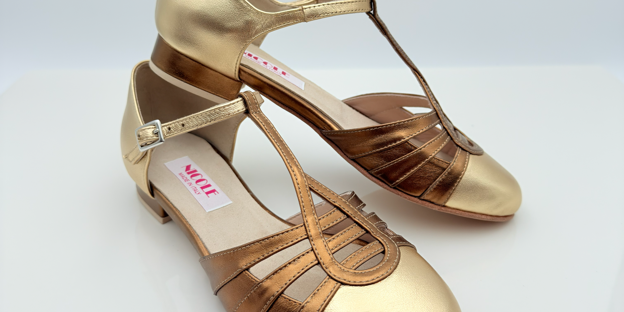 Vista laterale Perl art. 413 Nicole Rimini pelle laminata oro bronzo bicolore tacco basso quadrato 1,5 cm cinturino caviglia 1CAB punta chiusa F5P3 suola cuoio pomiciato scarpa swing donna


