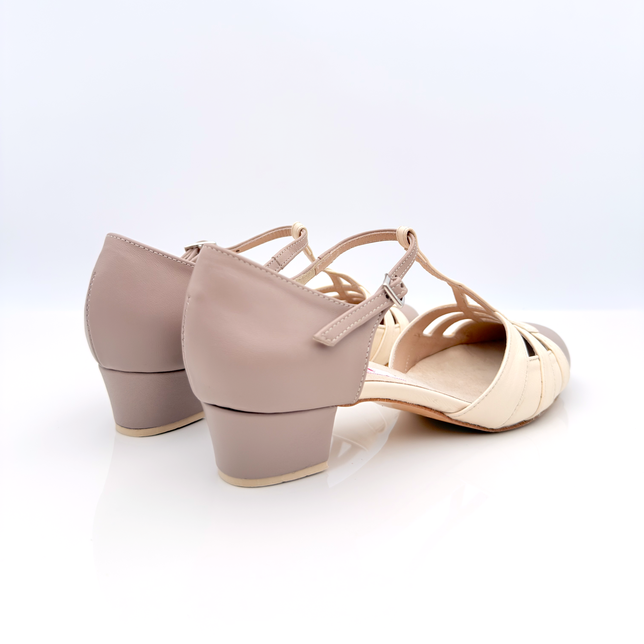 Vista laterale Perl art. 413 Nicole Rimini pelle poudre panna bicolore tacco quadrato 3,5 cm cinturino caviglia fascetta T 2CAB punta chiusa F5P4 suola cuoio pomiciato scarpa swing donna
