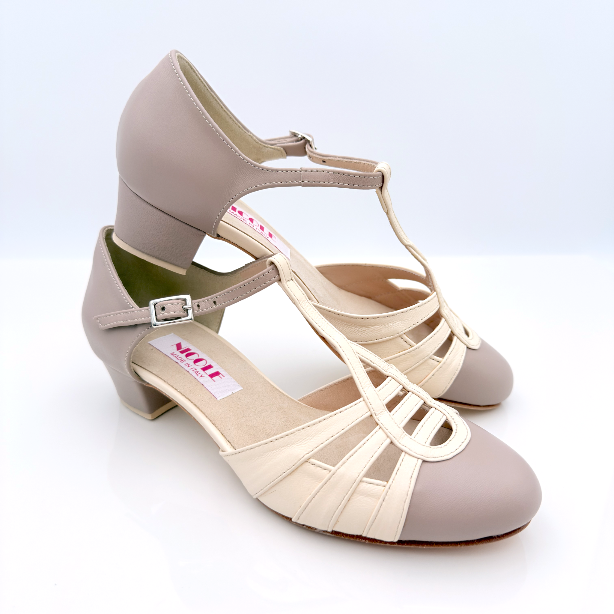 Dettaglio tomaia T-bar Perl art. 413 Nicole Rimini fascetta T nasetto centrale Mod. 2CAB pelle poudre panna cinturino semplice caviglia piede regolare tomaia traspirante scarpa swing lindy hop charleston
