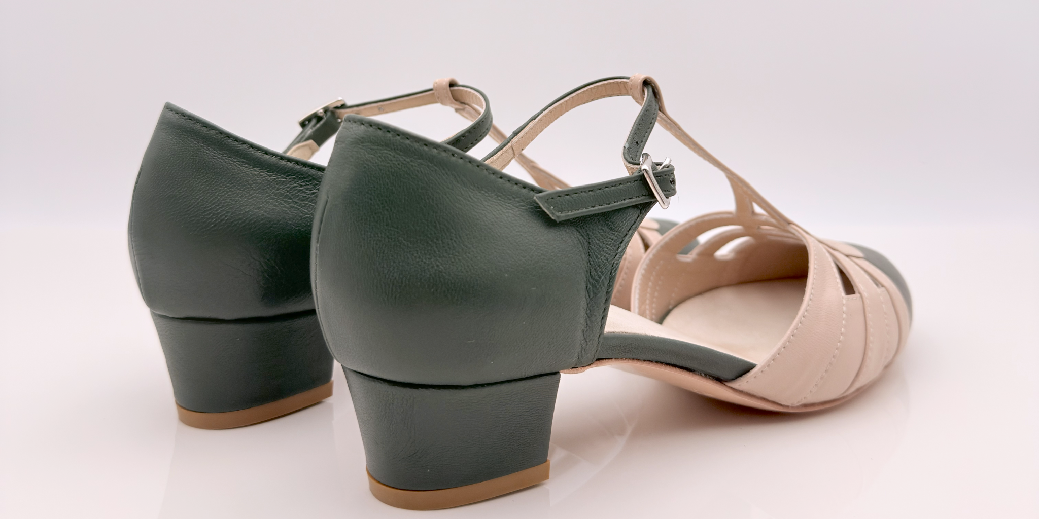 Vista laterale Perl art. 413 Nicole Rimini pelle verde gucci rosa cipria bicolore tacco quadrato 3,5 cm cinturino caviglia fascetta T 2CAB punta chiusa F5P4 suola cuoio pomiciato scarpa swing donna
