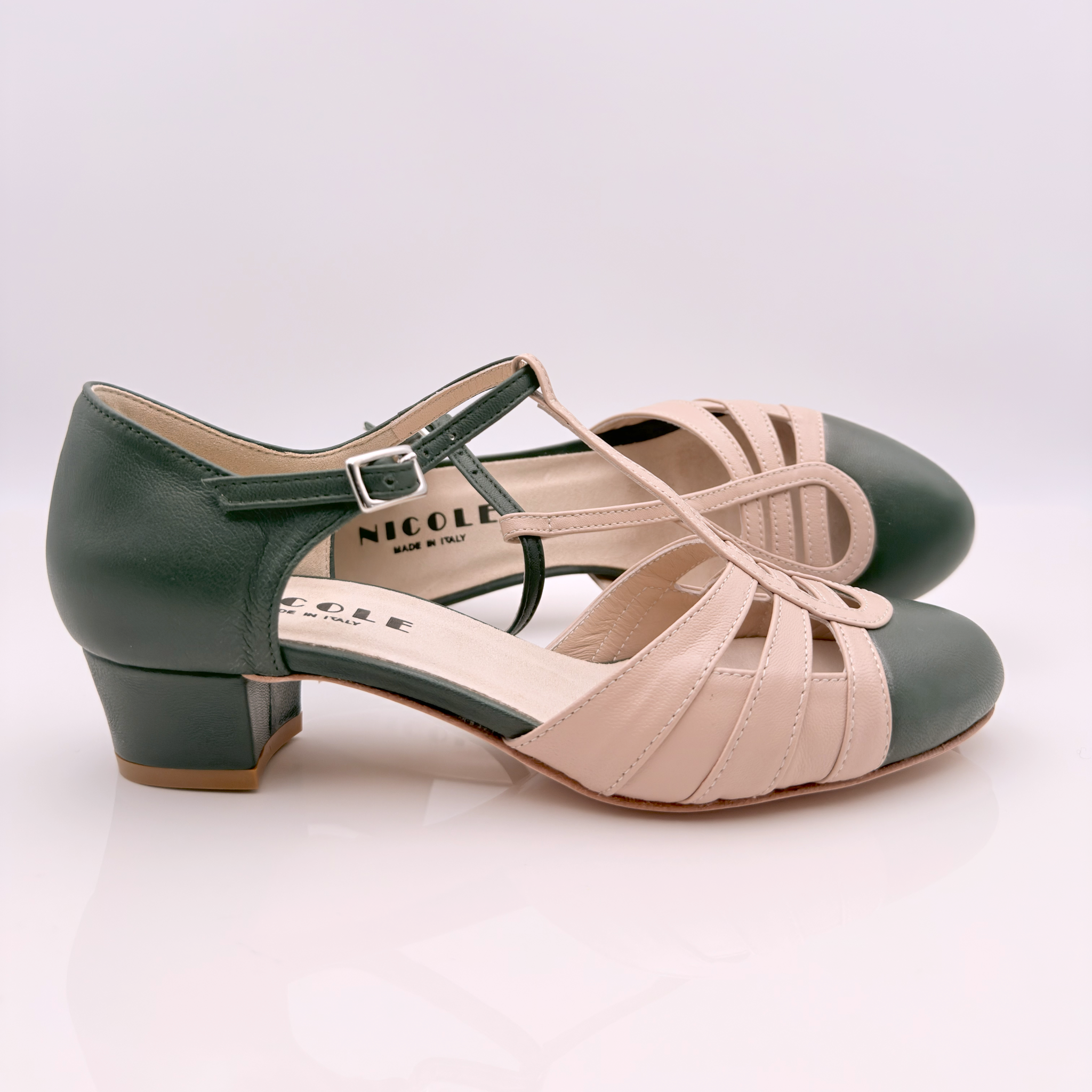 Dettaglio tomaia T-bar Perl art. 413 Nicole Rimini fascetta T nasetto centrale Mod. 2CAB pelle verde rosa cipria aperture traspiranti piede regolare scarpa swing lindy hop charleston mesi estivi

