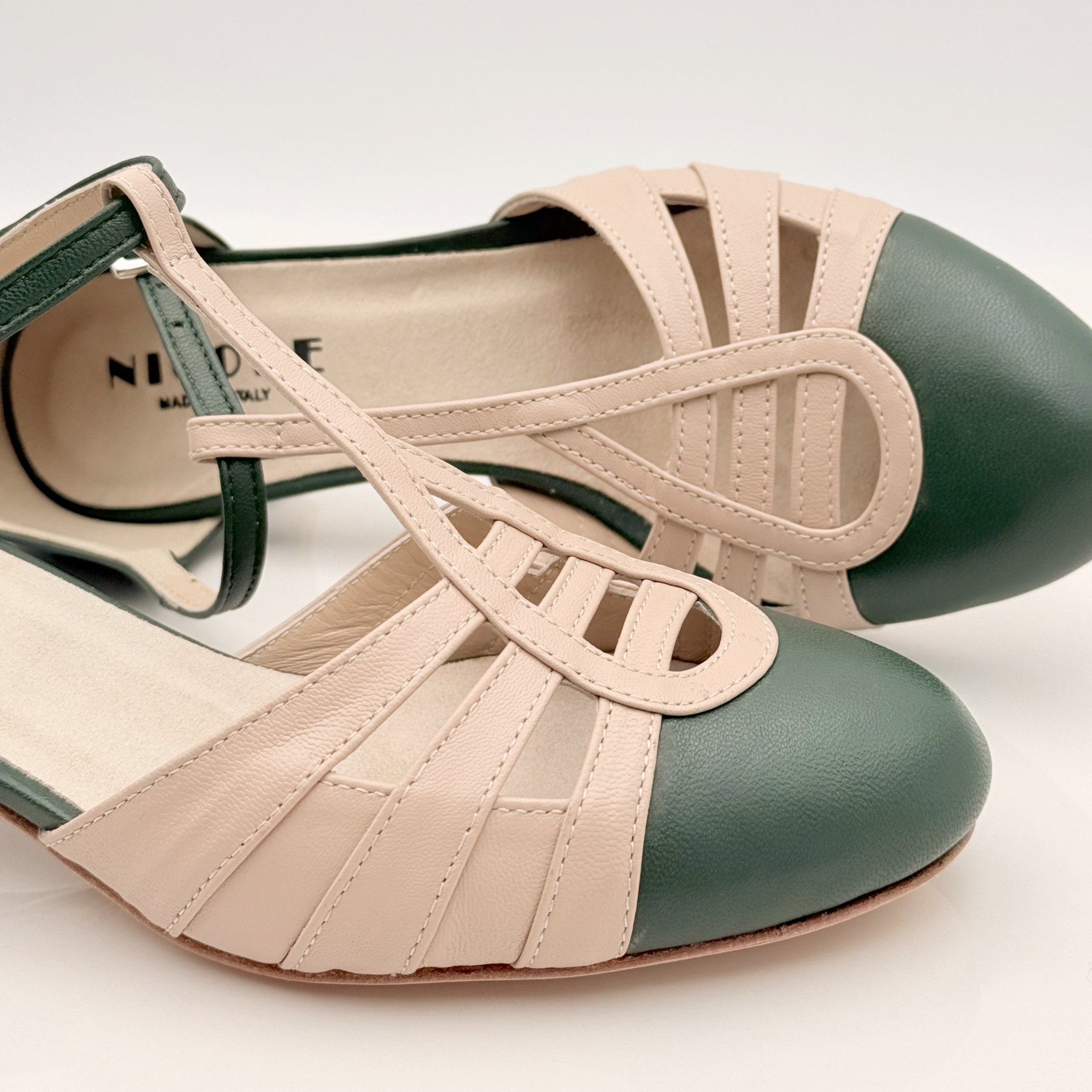 Vista posteriore Perl art. 413 Nicole Rimini tacco quadrato 3,5HQ punta chiusa F5P4 pelle bicolore verde rosa cipria scarpa ballo swing donna stile vintage anni 50 60 made in Italy
