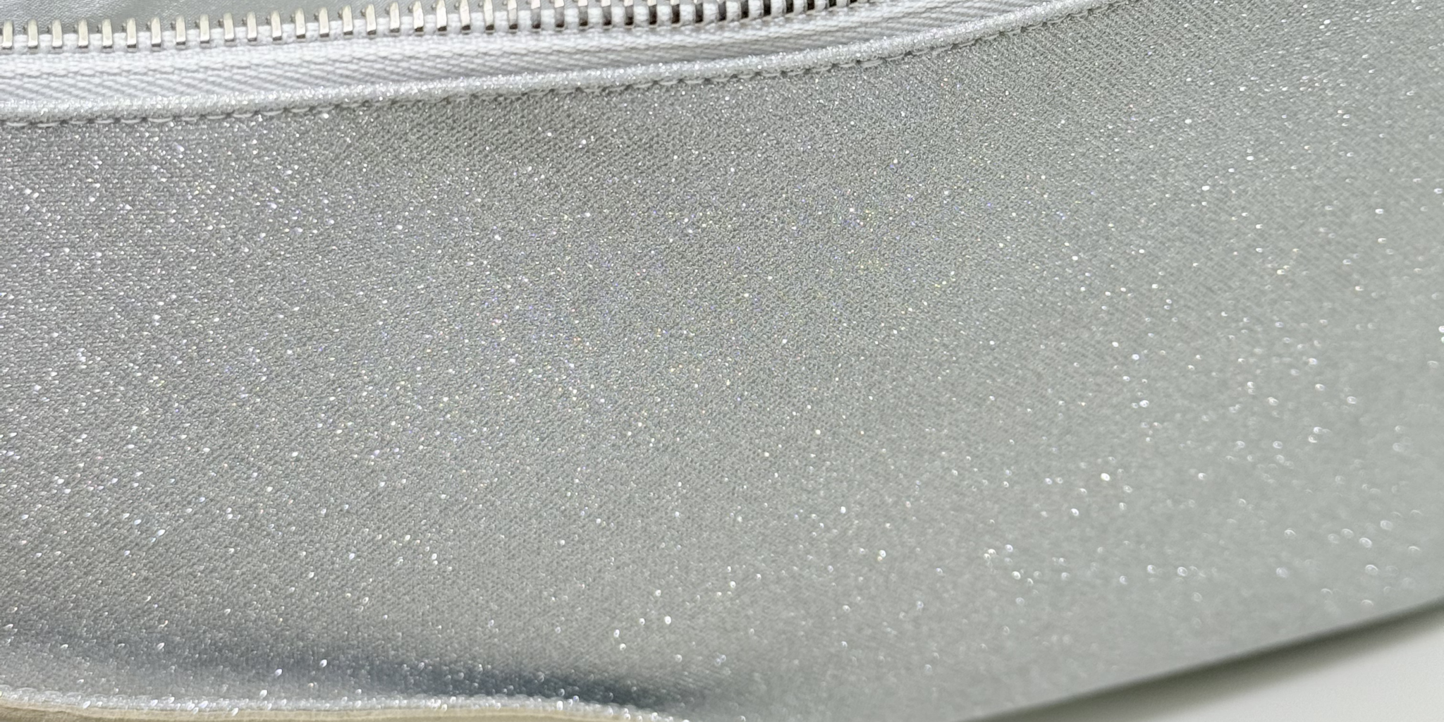 Dettaglio interno fodera raso Nicole Pochette Microglitter Argento — borsa elegante da sera zip resistente braccialetto polso accessori cerimonia donna made in Italy Nicole Rimini
