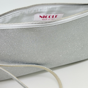 Dettaglio interno fodera raso Nicole Pochette Microglitter Argento — borsa elegante da sera zip resistente braccialetto polso accessori cerimonia donna made in Italy Nicole Rimini
