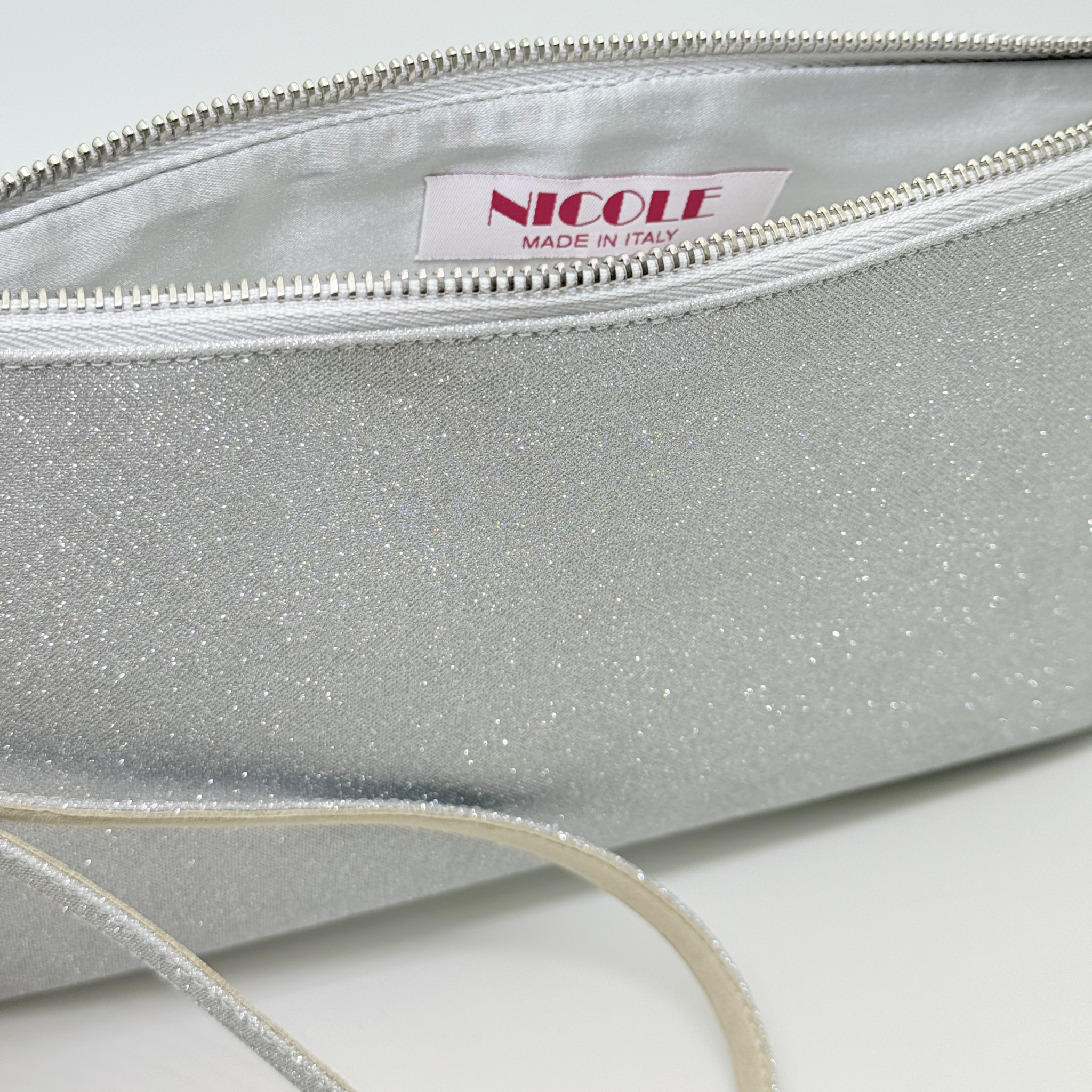 Dettaglio interno fodera raso Nicole Pochette Microglitter Argento — borsa elegante da sera zip resistente braccialetto polso accessori cerimonia donna made in Italy Nicole Rimini
