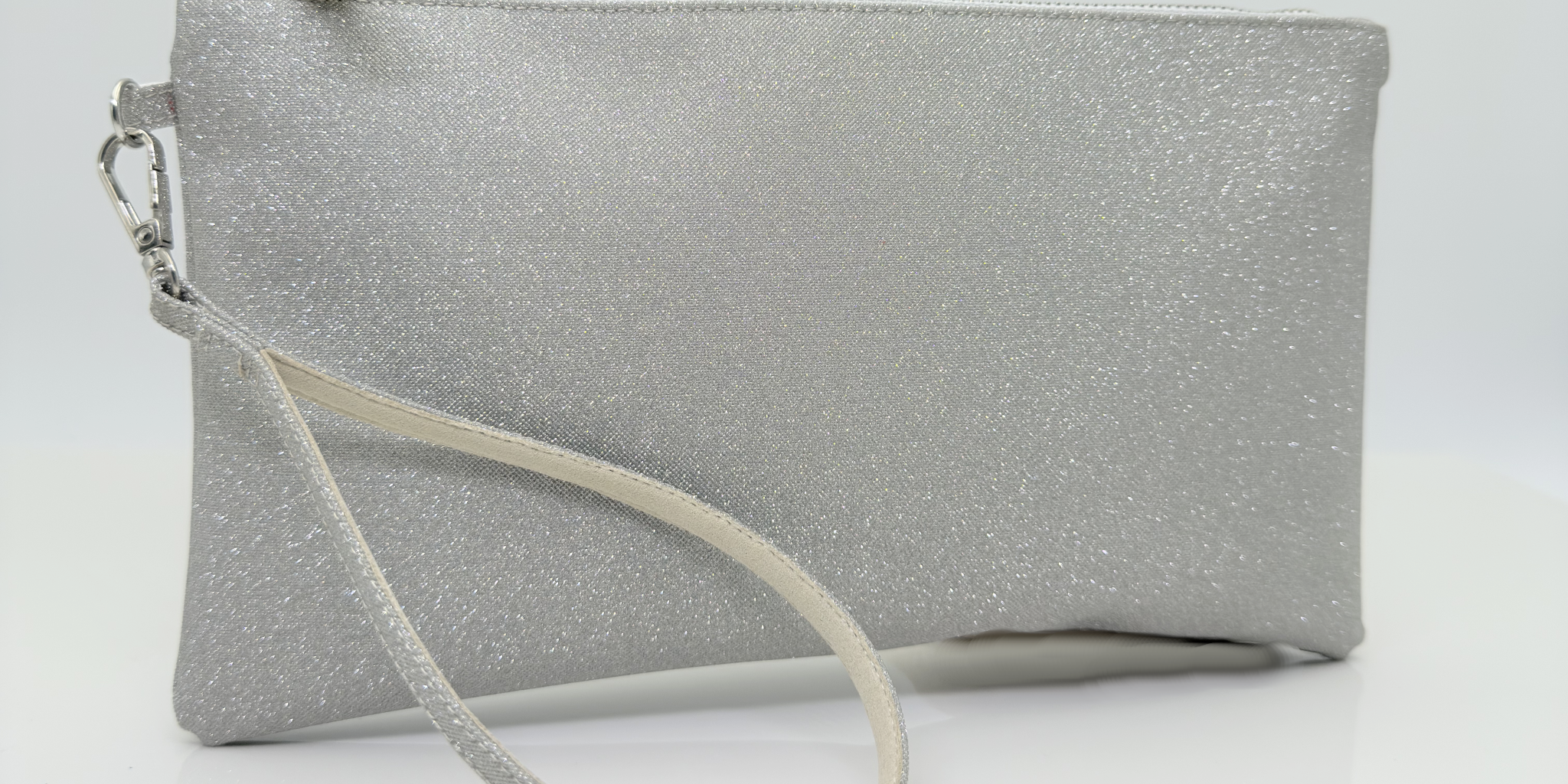 Pochette Microglitter Platino Nicole Rimini con zip e braccialetto coordinato — pochette elegante donna cerimonia fodera raso cuciture rinforzate accessori made in Italy Nicole Rimini
