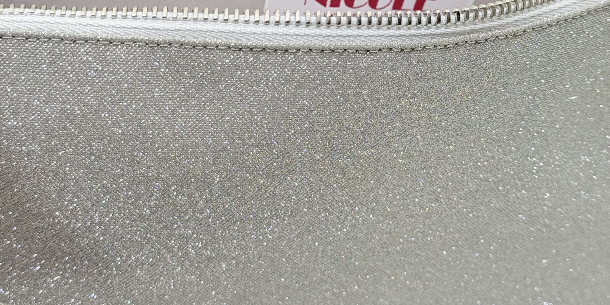 Dettaglio interno fodera raso Pochette Microglitter Platino Nicole Rimini — borsa elegante da sera zip resistente braccialetto polso tessuto microglitter durevole accessori cerimonia made in Italy
