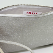 Dettaglio interno fodera raso Pochette Microglitter Platino Nicole Rimini — borsa elegante da sera zip resistente braccialetto polso tessuto microglitter durevole accessori cerimonia made in Italy
