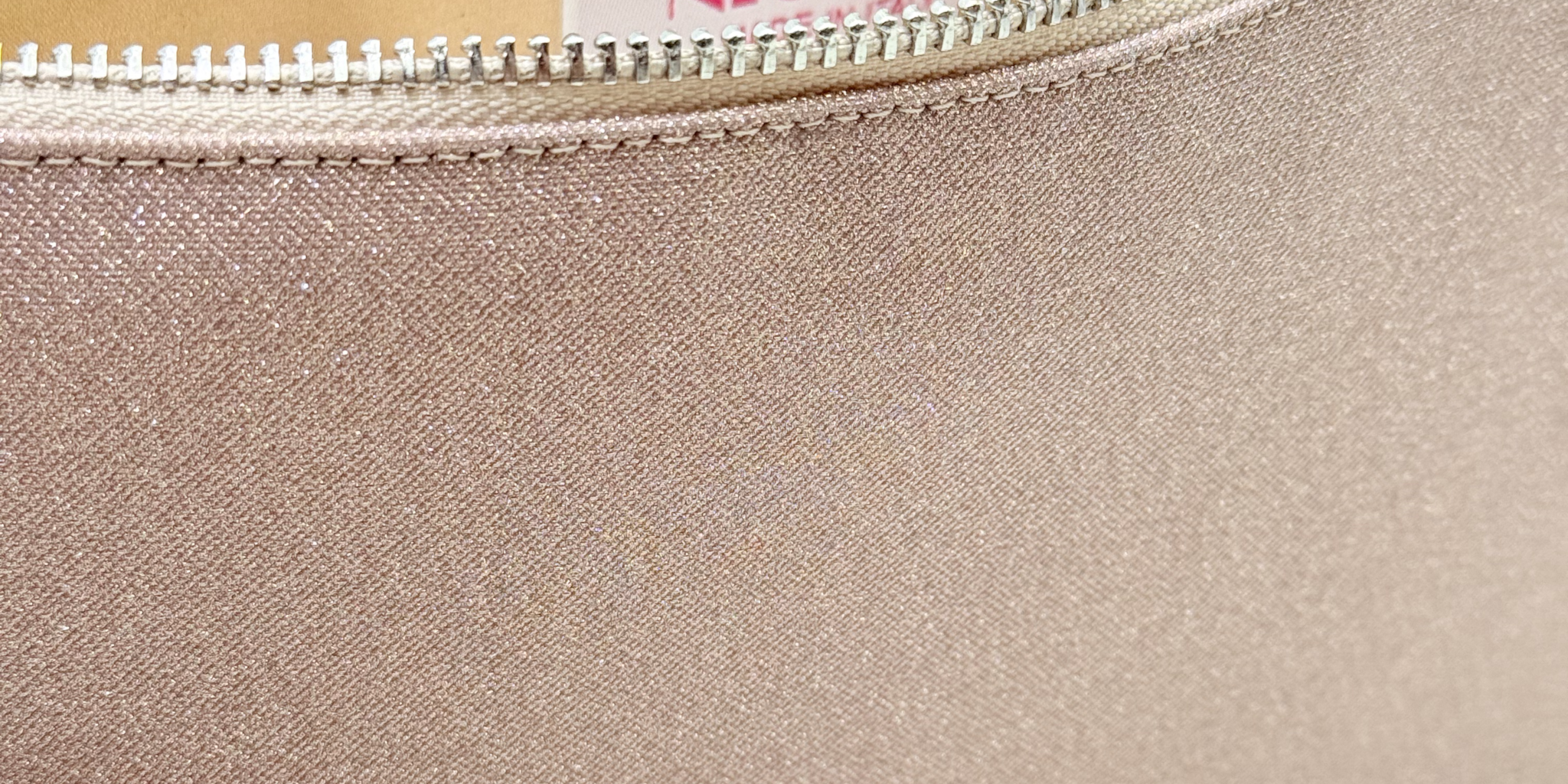 Dettaglio interno fodera raso Pochette Microglitter Rosa Antico Nicole Rimini — borsa elegante da sera zip resistente braccialetto polso accessori cerimonia matrimonio made in Italy
