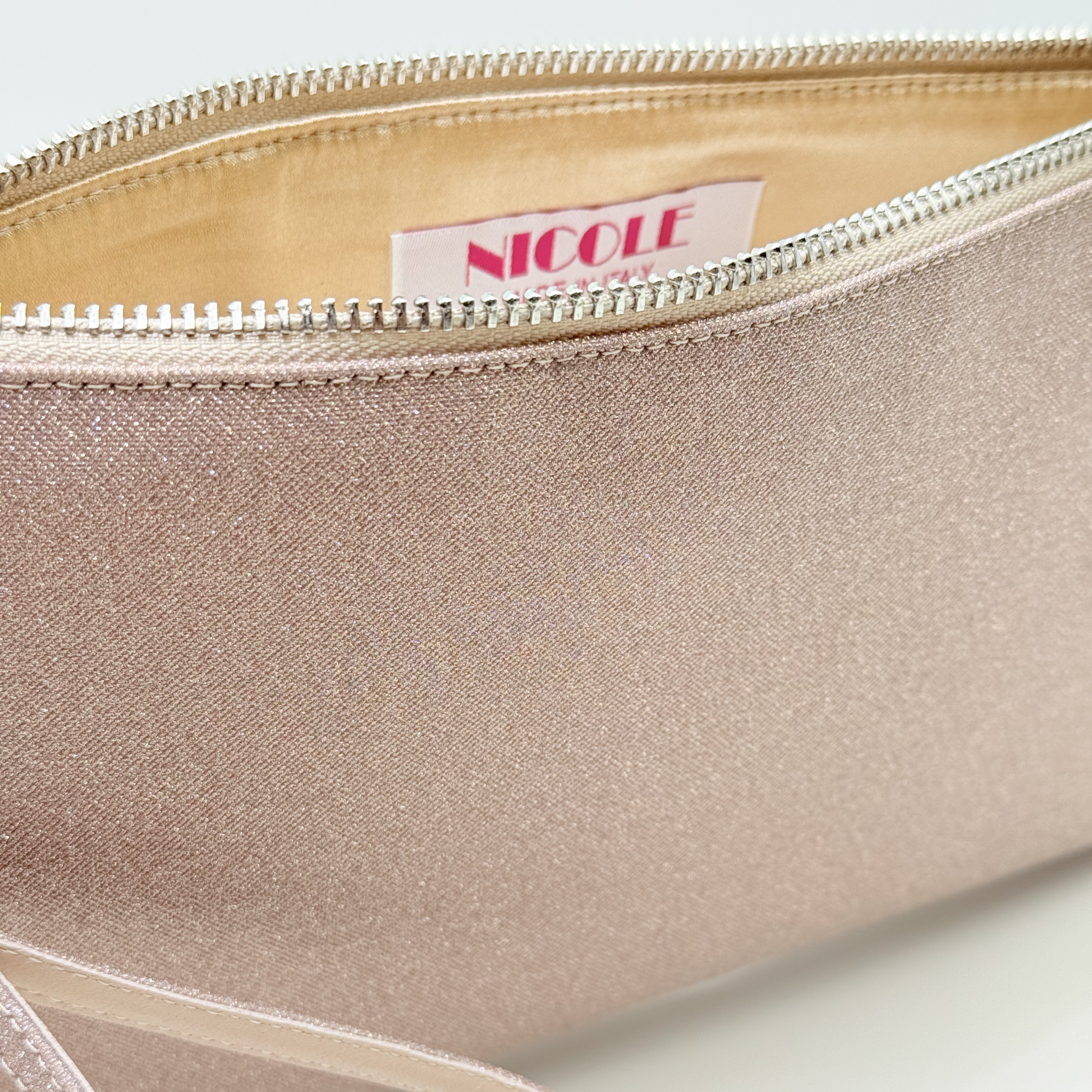 Dettaglio interno fodera raso Pochette Microglitter Rosa Antico Nicole Rimini — borsa elegante da sera zip resistente braccialetto polso accessori cerimonia matrimonio made in Italy
