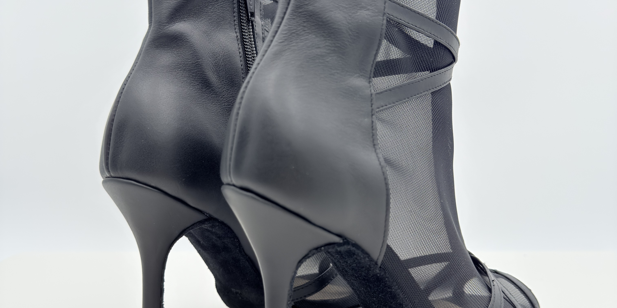 Stivaletto heels dance Ruby 220 pelle nera rete trasparente tacco spillo 10 cm plateau 1cm zip laterale tomaia spuntata avvolgente piede normale memory gel antishock Nicole Rimini artigianale italiana vista laterale
