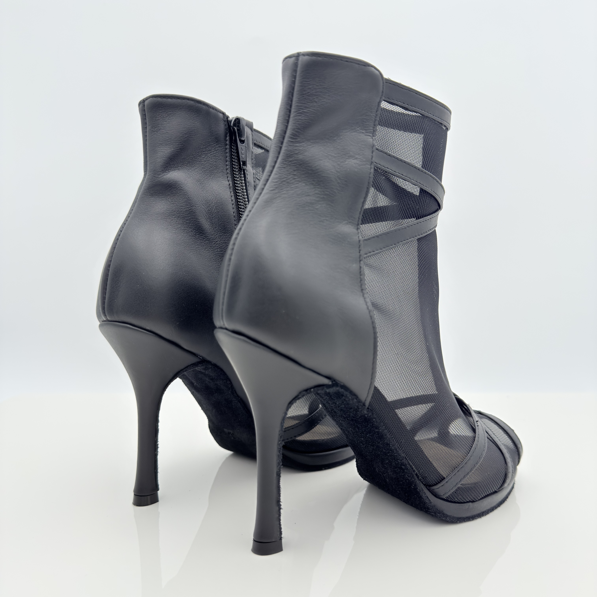 Stivaletto heels dance Ruby 220 pelle nera rete trasparente tacco spillo 10 cm plateau 1cm zip laterale tomaia spuntata avvolgente piede normale memory gel antishock Nicole Rimini artigianale italiana vista laterale
