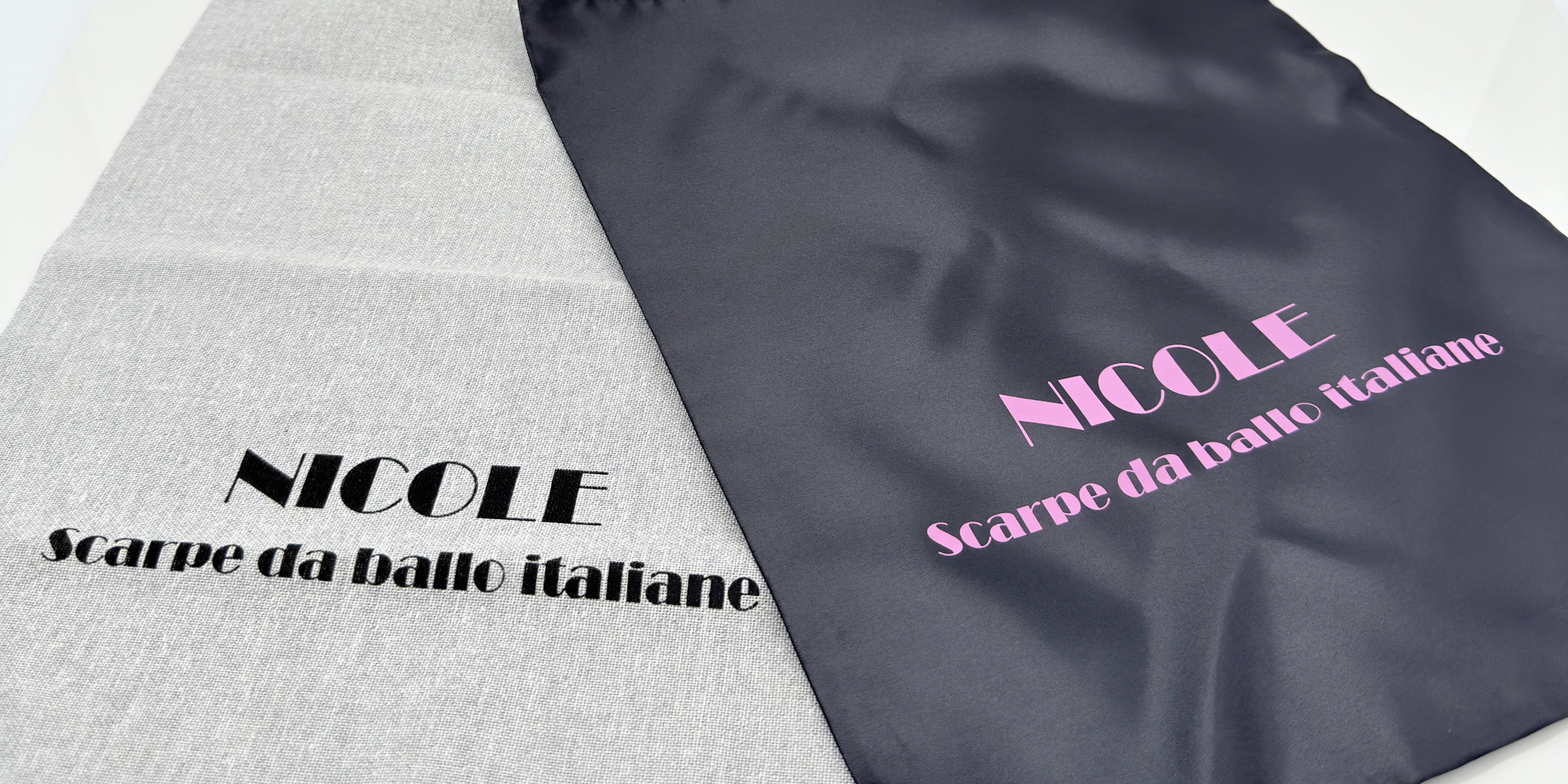 Sacchettino Porta Scarpe Nicole Rimini in raso blu lucido con chiusura coulisse — accessori scarpe da ballo leggero e pratico per trasporto scarpe danza uomo donna, made in Italy
