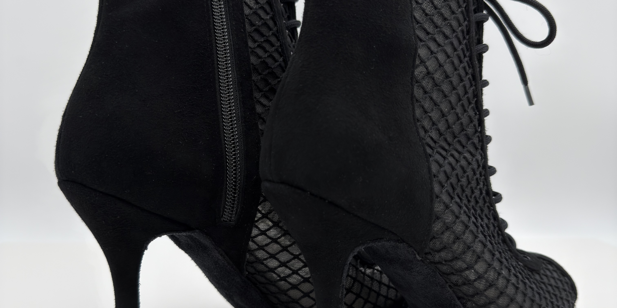 Stivaletto heels dance Scarlett 233 camoscio nero rete trasparente tacco spillo 9 cm zip laccio 1CAL tomaia avvolgente piede normale memory gel antishock Nicole Rimini artigianale italiana vista laterale

