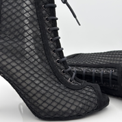 Dettaglio zip laccio 1CAL Scarlett 233 heels dance camoscio nero rete trasparente tacco spillo 9cm sistema regolabile pratico avvolgente comfort stabilità Nicole Rimini made in Italy


