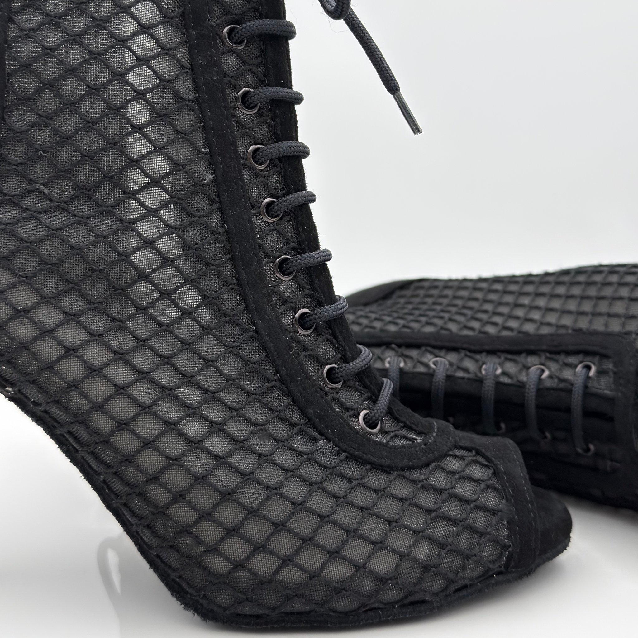 Dettaglio zip laccio 1CAL Scarlett 233 heels dance camoscio nero rete trasparente tacco spillo 9cm sistema regolabile pratico avvolgente comfort stabilità Nicole Rimini made in Italy


