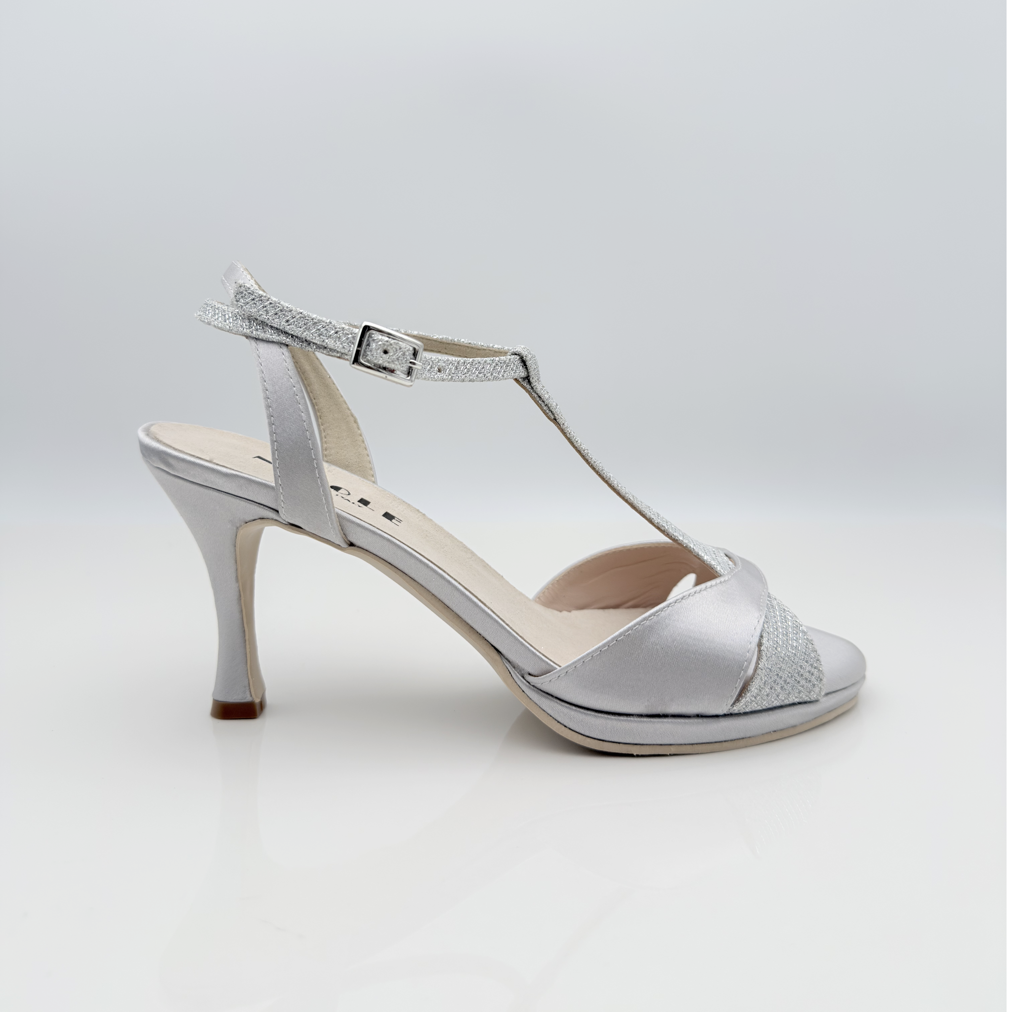 Serena art. 147T5 tessuto raso argento glitterato mireya argento cinturino semplice fascetta T 2CAB tacco rocchetto 8HR punta aperta semi-arrotondata F1P4 plateau 1cm suola gomma artigianale made in Italy Nicole Rimini Armoniosa Atelier Creativo edizione limitata
