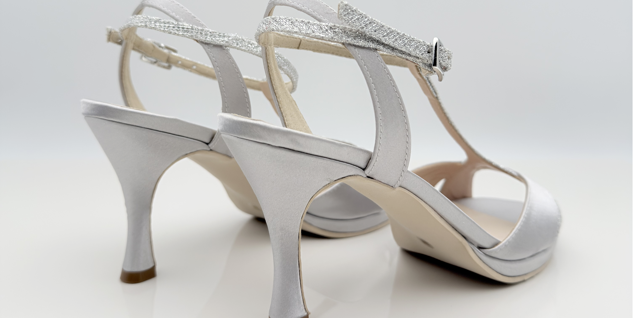 Serena art. 147T5 Nicole Rimini scarpa donna tessuto raso argento glitter mireya tomaia T-bar nasetto punta aperta semi-arrotondata tacco rocchetto 8 cm plateau 1cm suola gomma memory gel artigianale italiana
