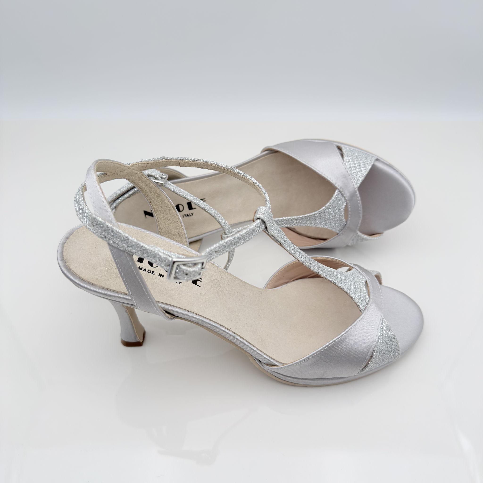 Dettaglio tomaia Serena art. 147T5 punta aperta semi-arrotondata F1P4 cinturino fascetta T 2CAB T-bar nasetto raso argento glitter mireya tacco rocchetto 8HR plateau Nicole Rimini made in Italy
