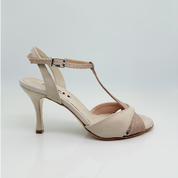 Dettaglio tomaia Serena art. 147T5 Nicole Rimini cinturino semplice 2CAB tessuto scamosciato beige glitterato mireya cipria tallone aperto tomaia T-bar piede regolare scarpa tango argentino milonga made in Italy

