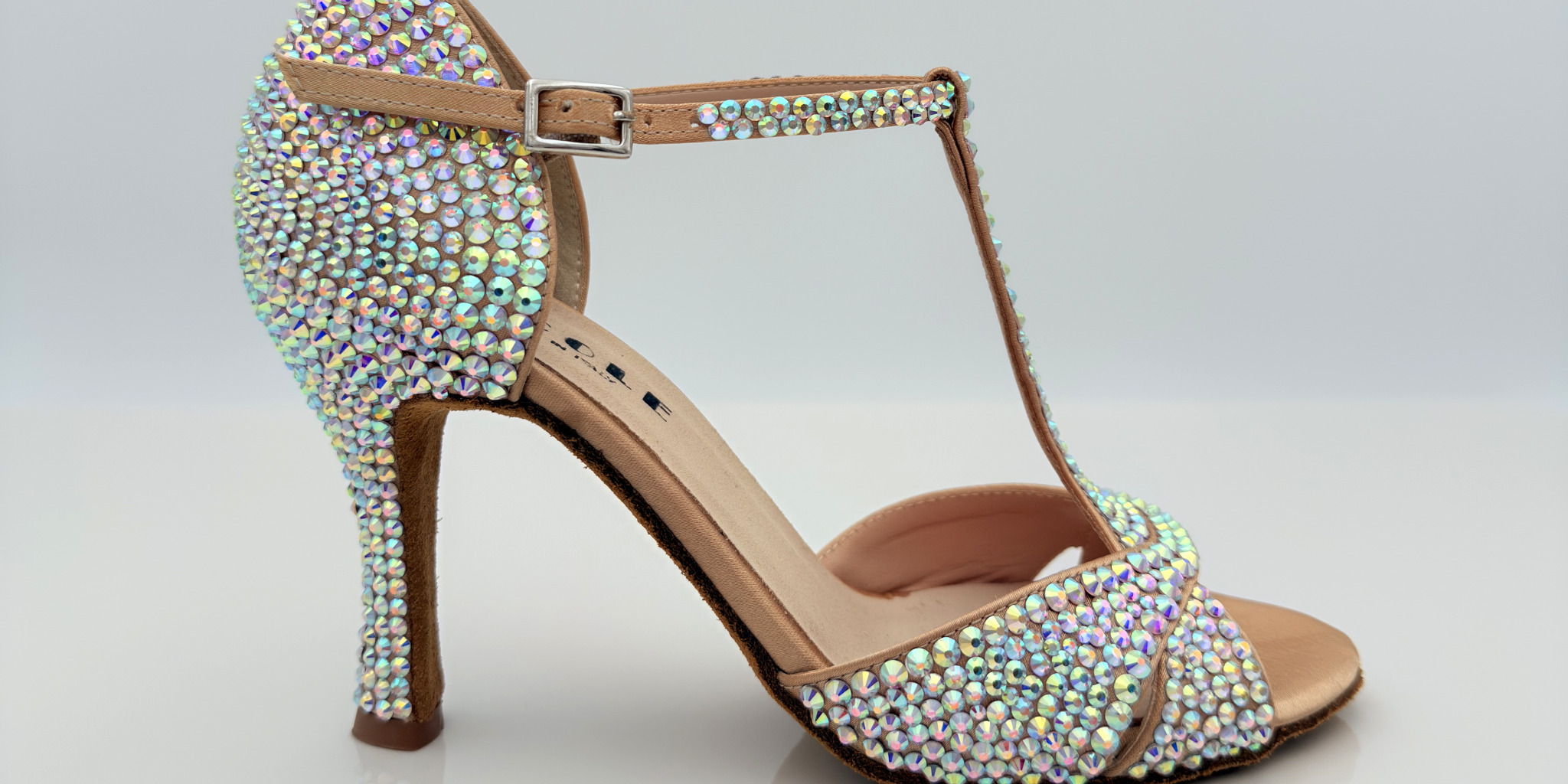 Serena 147BS scarpa da ballo in raso carne chiaro con strass aurora boreale applicati a mano, tacco rocchetto 9HR, tomaia T-bar con nasetto centrale Mod. 2CAB, vista frontale, per salsa e bachata sensual, Nicole Rimini
