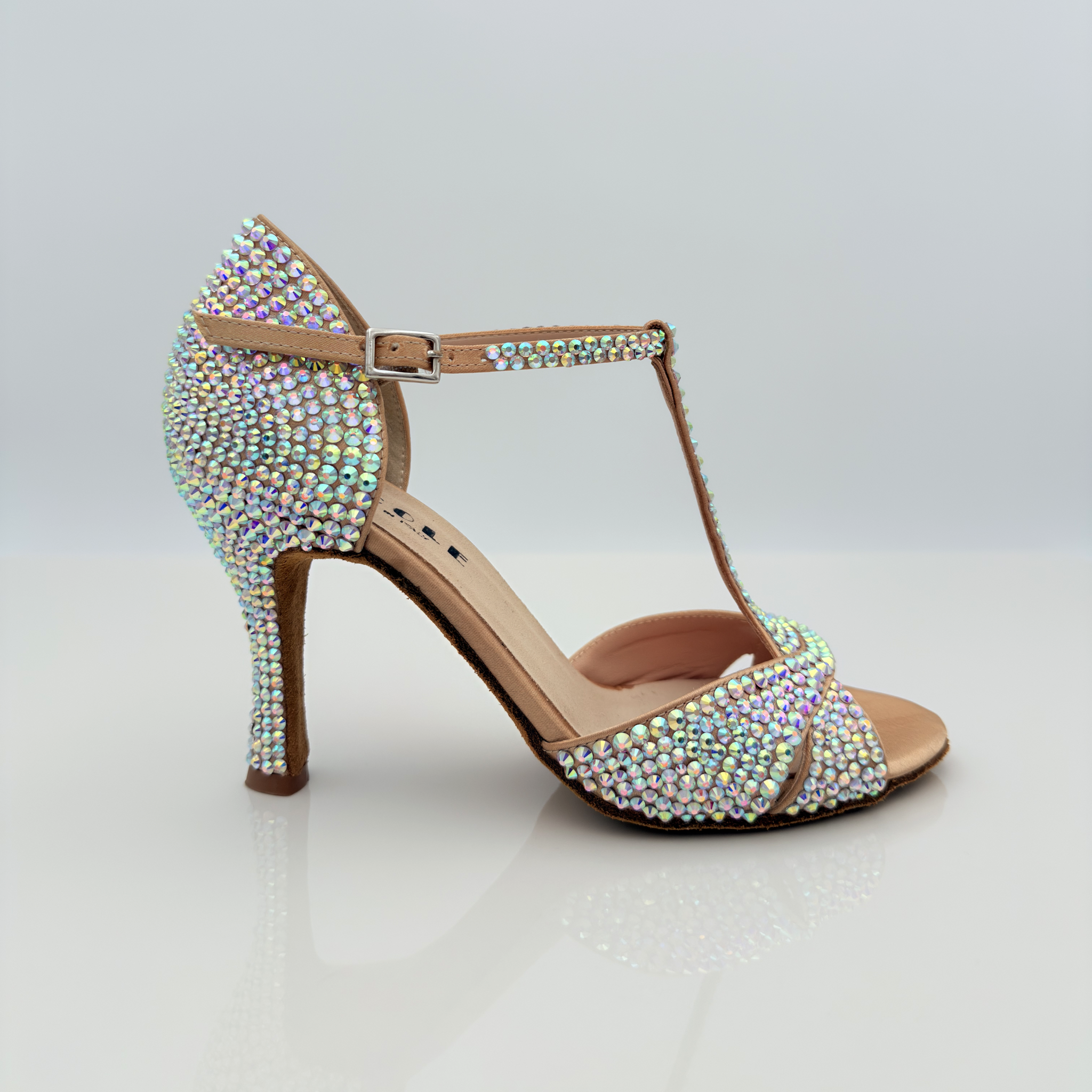 Serena 147BS scarpa da ballo in raso carne chiaro con strass aurora boreale applicati a mano, tacco rocchetto 9HR, tomaia T-bar con nasetto centrale Mod. 2CAB, vista frontale, per salsa e bachata sensual, Nicole Rimini
