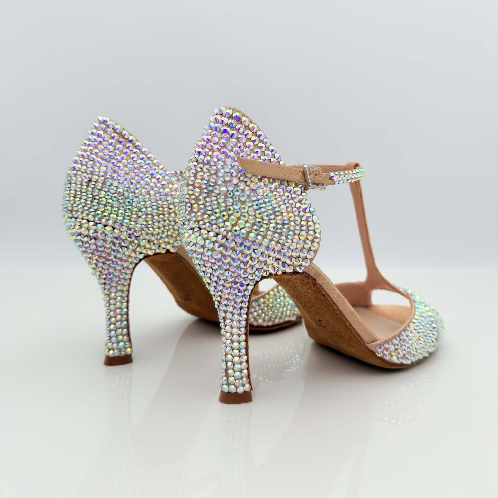 Serena 147BS Nicole Rimini scarpa da ballo raso carne chiaro strass aurora boreale estremamente brillante, cinturino semplice fascetta a T tomaia T-bar, tacco rocchetto 9 centimetri, vista laterale
