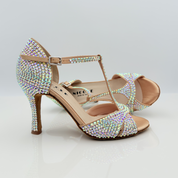 Dettaglio strass aurora boreale applicati a mano uno ad uno su raso carne chiaro, scarpa da ballo Serena 147BS con tomaia T-bar Mod. 2CAB, tacco rocchetto 9HR, ideale per kizomba e bachata sensual, Nicole Rimini
