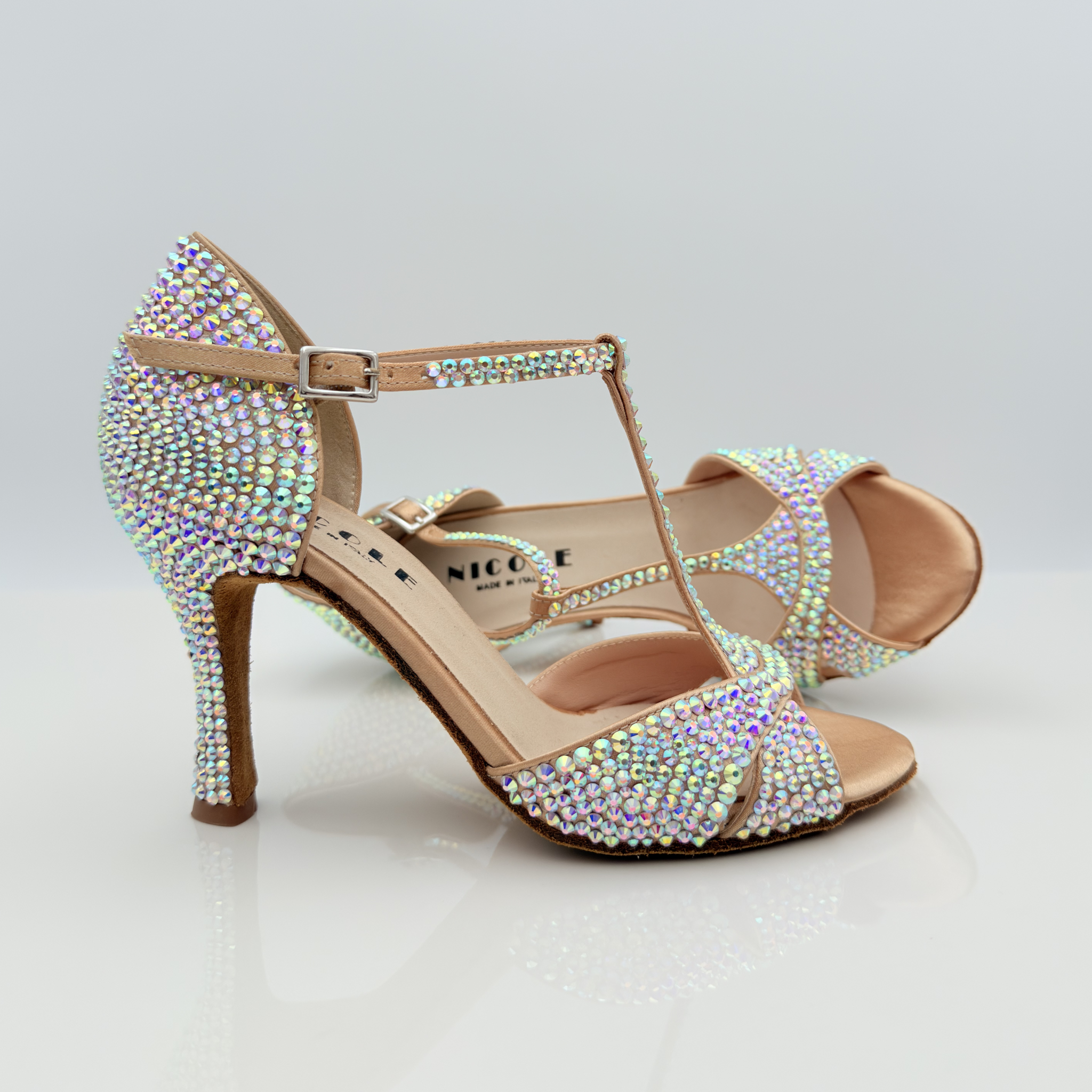 Dettaglio strass aurora boreale applicati a mano uno ad uno su raso carne chiaro, scarpa da ballo Serena 147BS con tomaia T-bar Mod. 2CAB, tacco rocchetto 9HR, ideale per kizomba e bachata sensual, Nicole Rimini
