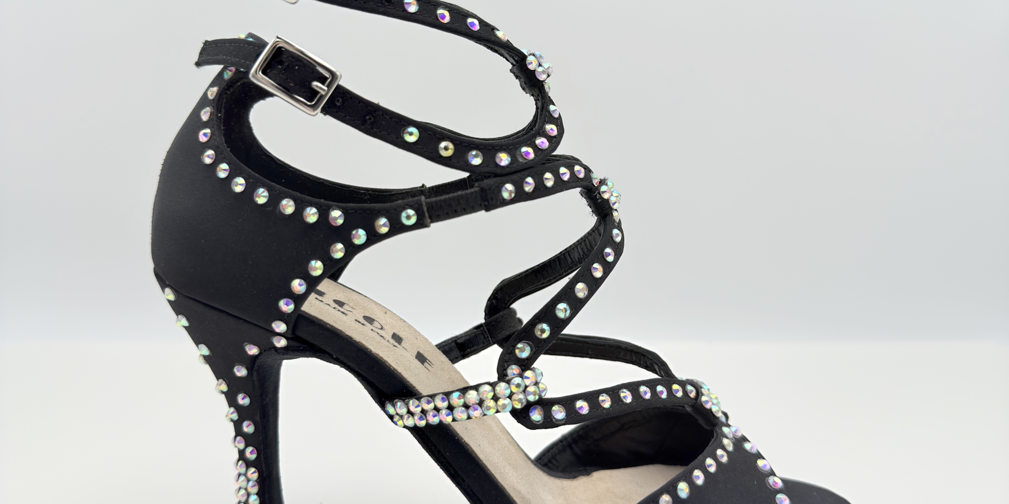 Sharon 162S scarpa da ballo in raso nero con strass aurora boreale, doppia allacciatura incrociata cinturino collo piede caviglia Mod. 1CAC, tacco rocchetto 9HR, vista frontale, per salsa e bachata sensual, Nicole Rimini
