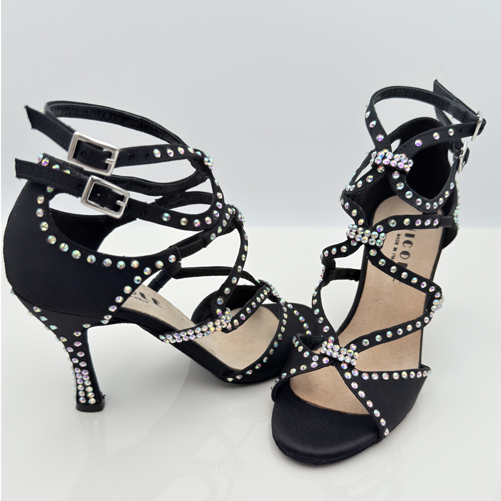 Dettaglio doppia allacciatura incrociata cinturino collo piede e caviglia Mod. 1CAC, scarpa da ballo Sharon 162S raso nero con strass aurora boreale, tacco rocchetto 9HR, ideale per kizomba e bachata sensual, Nicole Rimini
