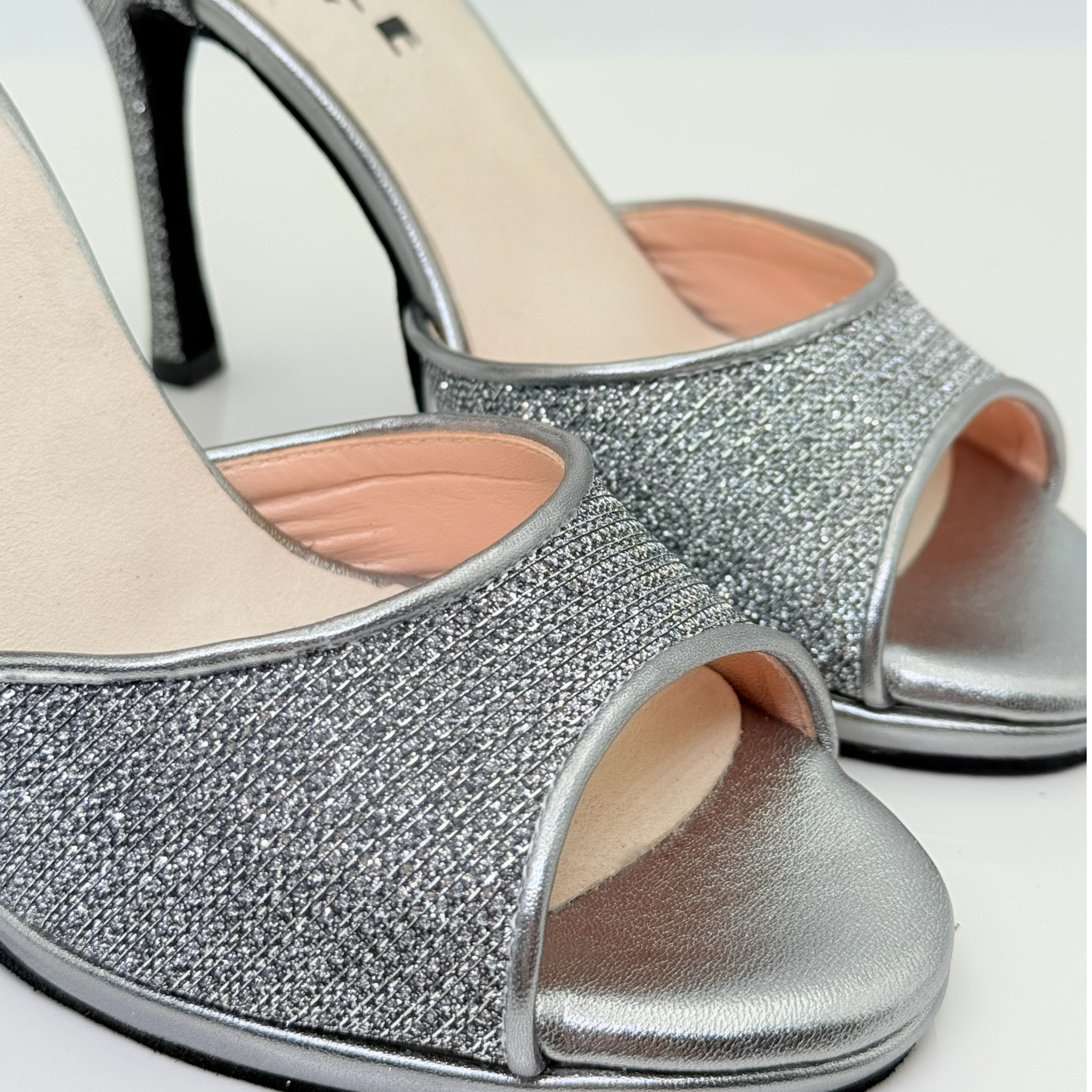 Sofia 103 Nicole Rimini scarpa da ballo tacco spillo 10HS plateau 1cm, tessuto glitterato antracite pelle laminata, punta aperta semi-arrotondata F1P1, cinturino incrociato 2CAI, vista posteriore, per kizomba e liscio
