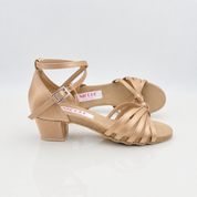 Dettaglio cinturino incrociato alla caviglia Mod. 2CAI Sole art. 401G Nicole Rimini — fascia a gabbia in tessuto raso carne chiaro con più listini, fibbia regolabile laterale, scarpe da ballo caraibici bambina kids girl ultra flessibile
