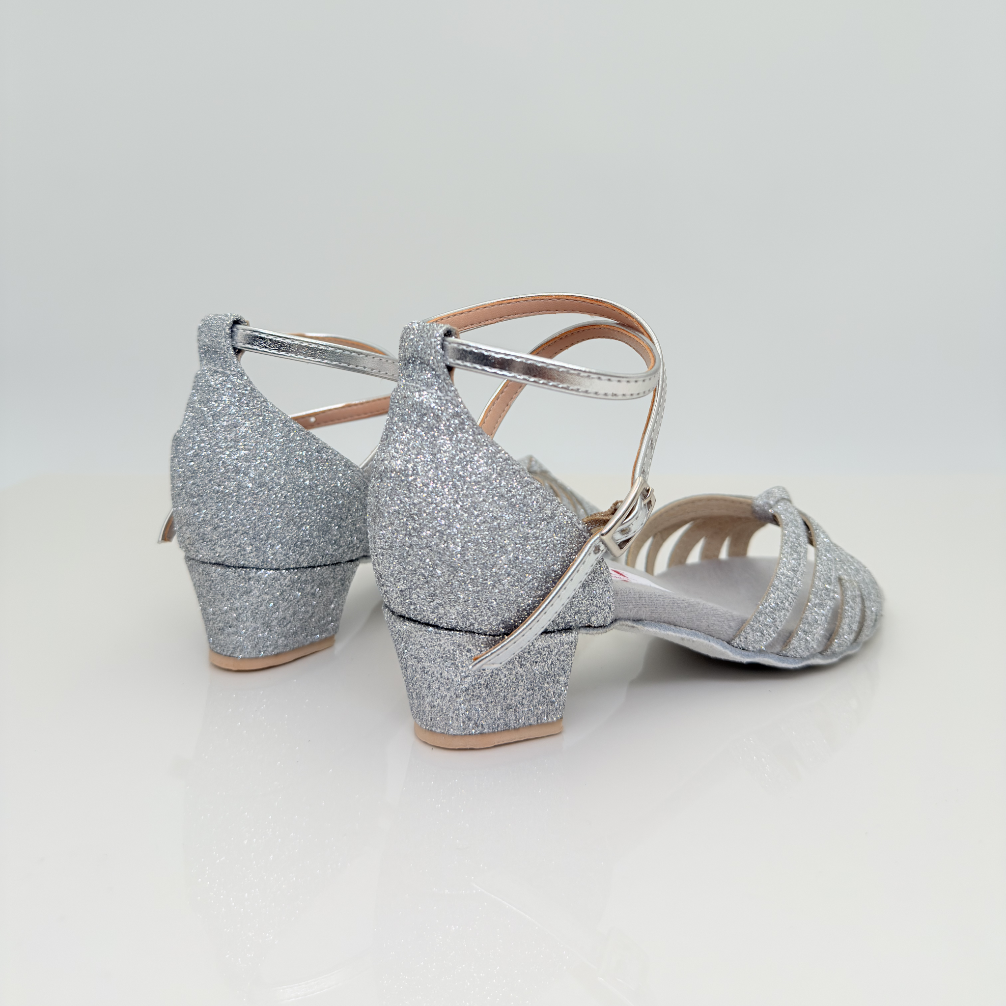 Sole art. 401G Nicole Rimini vista laterale, tessuto glitter argento brillante, cinturino incrociato caviglia 2CAI, tacco rocchetto 3,5 cm quadrato plateau 1cm, fascia a gabbia tomaia bambina, scarpe da ballo folk liscio romagnolo kids girl artigianali italiane
