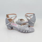 Dettaglio cinturino incrociato alla caviglia Mod. 2CAI Sole art. 401G Nicole Rimini, fascia a gabbia in tessuto glitter argento con più listini, fibbia regolabile laterale, scarpe da ballo folk liscio romagnolo bambina kids girl
