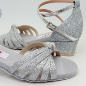Sole art. 401G Nicole Rimini vista posteriore, tacco rocchetto 3,5HQ quadrato plateau 1cm, punta aperta semi-arrotondata F2P3 fascia gabbia, tessuto glitter argento, scarpe da ballo folk liscio romagnolo bambina made in Italy
