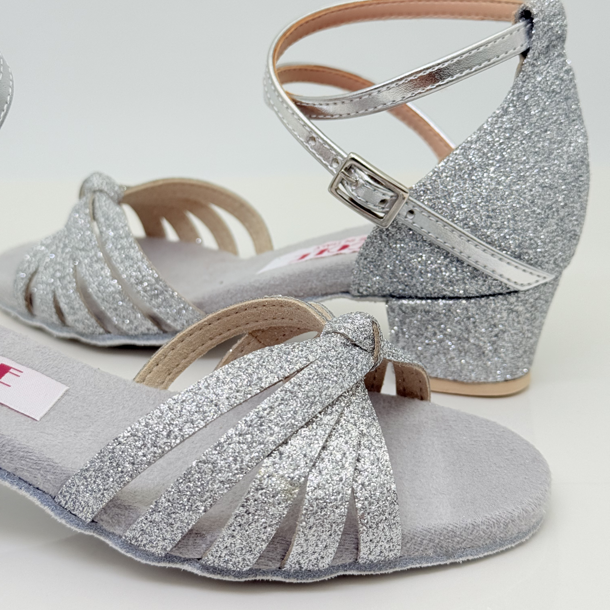 Sole art. 401G Nicole Rimini vista posteriore, tacco rocchetto 3,5HQ quadrato plateau 1cm, punta aperta semi-arrotondata F2P3 fascia gabbia, tessuto glitter argento, scarpe da ballo folk liscio romagnolo bambina made in Italy
