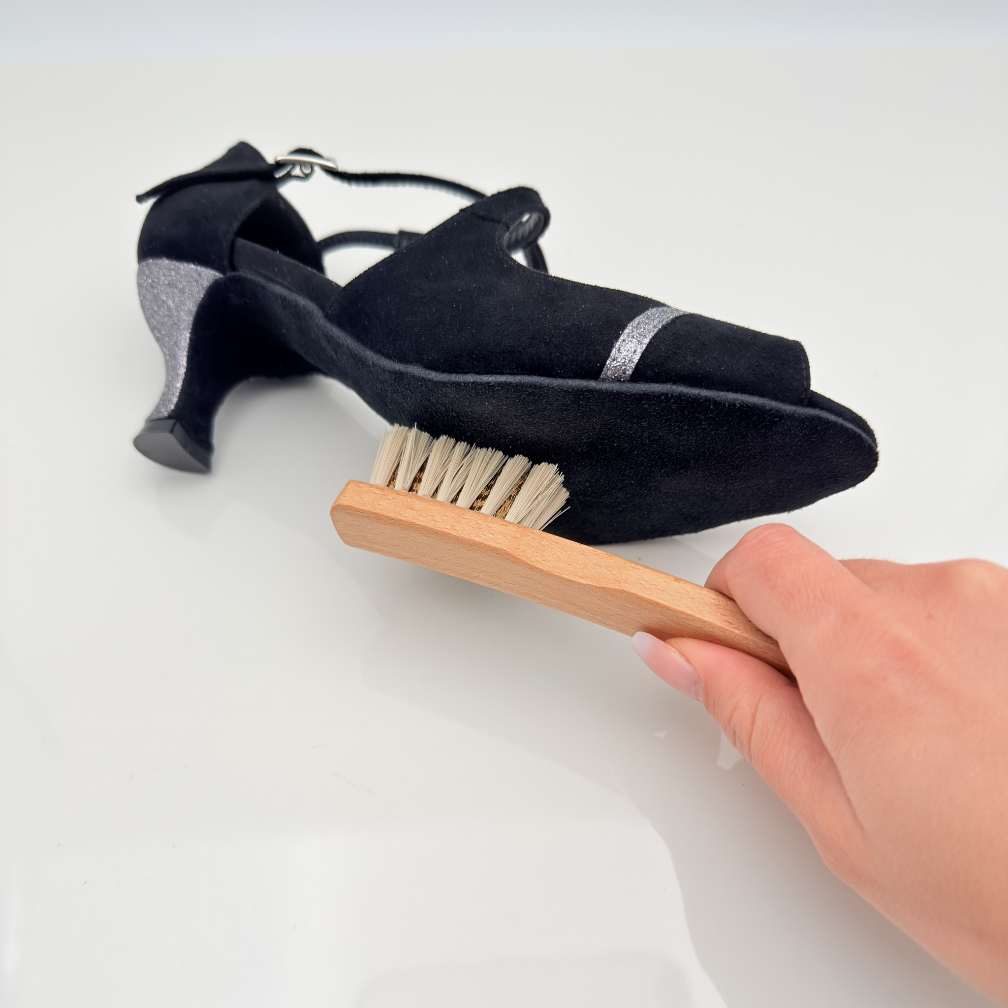 Nicole Spazzolino manico ergonomico legno naturale pulizia scarpe da ballo — accessori manutenzione calzature danza Nicole Rimini
