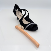 Nicole Spazzolino Legno Setole Miste in uso pulizia scarpe ballo camoscio pelle — accessori cura scarpe salsa tango kizomba Nicole Rimini
