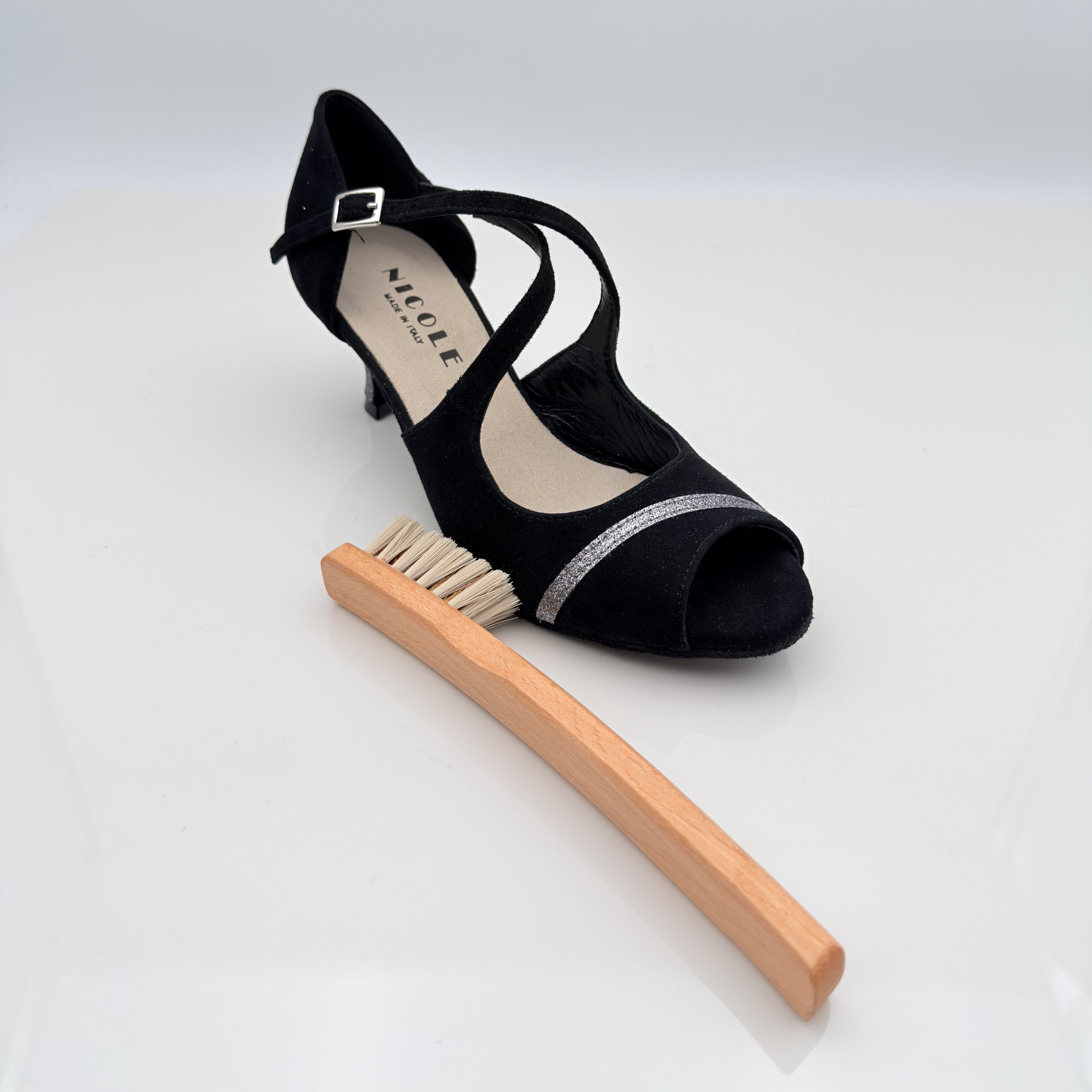 Nicole Spazzolino Legno Setole Miste in uso pulizia scarpe ballo camoscio pelle — accessori cura scarpe salsa tango kizomba Nicole Rimini
