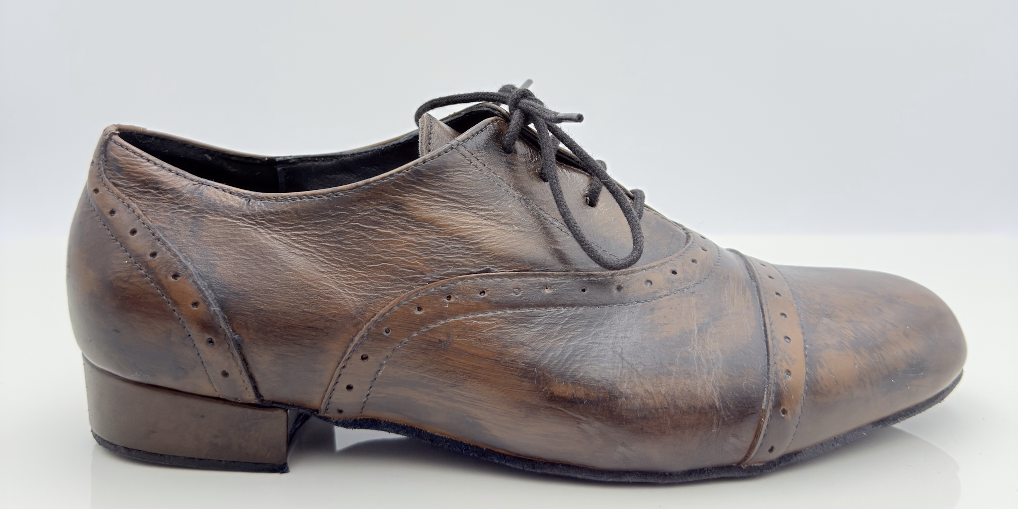 Steven art. 306 Nicole Rimini scarpe tango uomo pelle marrone vinteggiata mano design retrò cuciture buchi punta chiusa Mod. F5P2 tacco basso 2,5HSU lacci cotone Mod. 2CAL suola bufala made in Italy — vista frontale
