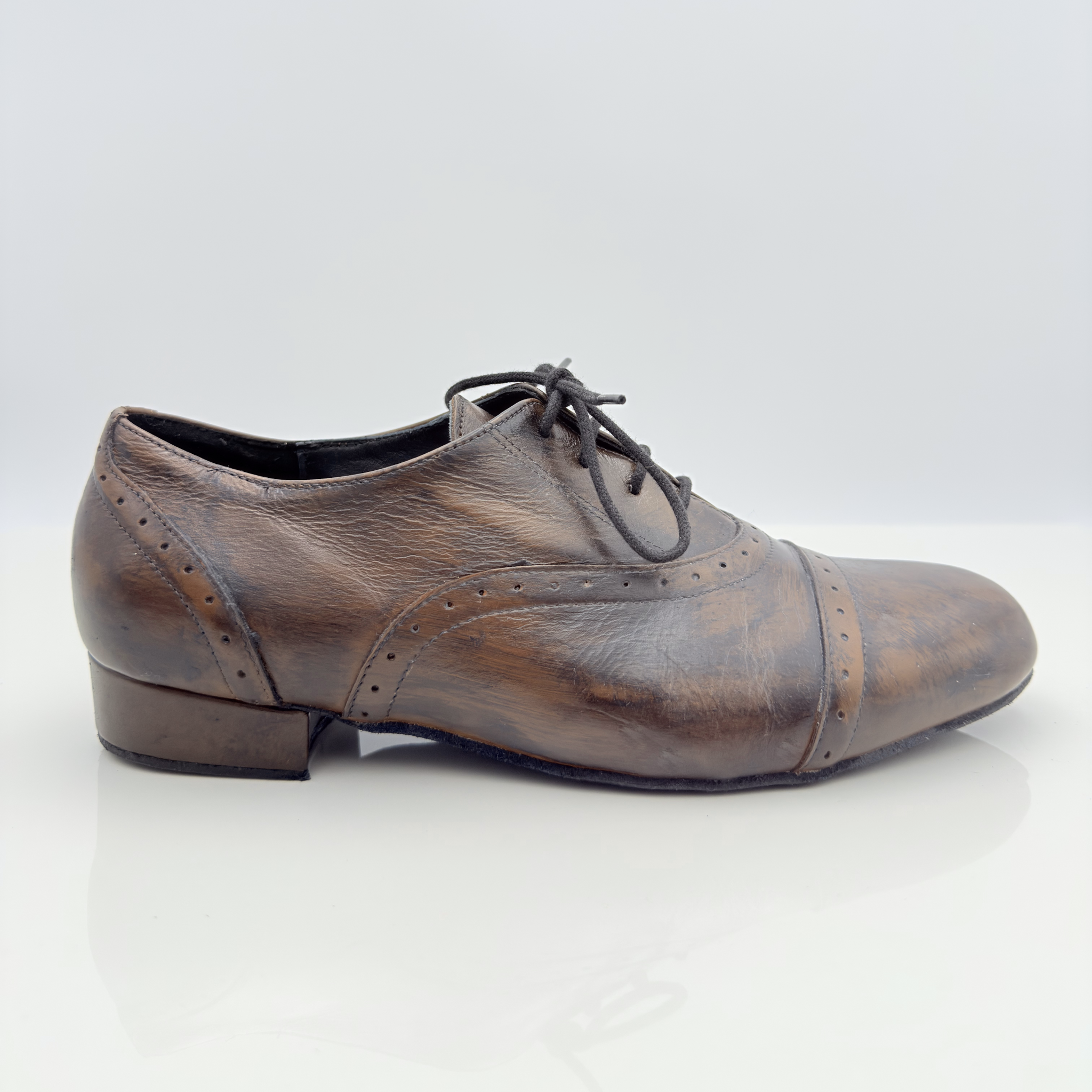 Steven art. 306 Nicole Rimini scarpe tango uomo pelle marrone vinteggiata mano design retrò cuciture buchi punta chiusa Mod. F5P2 tacco basso 2,5HSU lacci cotone Mod. 2CAL suola bufala made in Italy — vista frontale
