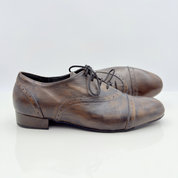 Dettaglio tomaia Steven art. 306 Nicole Rimini — pelle marrone vinteggiata mano cuciture buchi design retrò Mod. 2CAL lacci cotone non cerati punta chiusa uomo scarpe tango made in Italy
