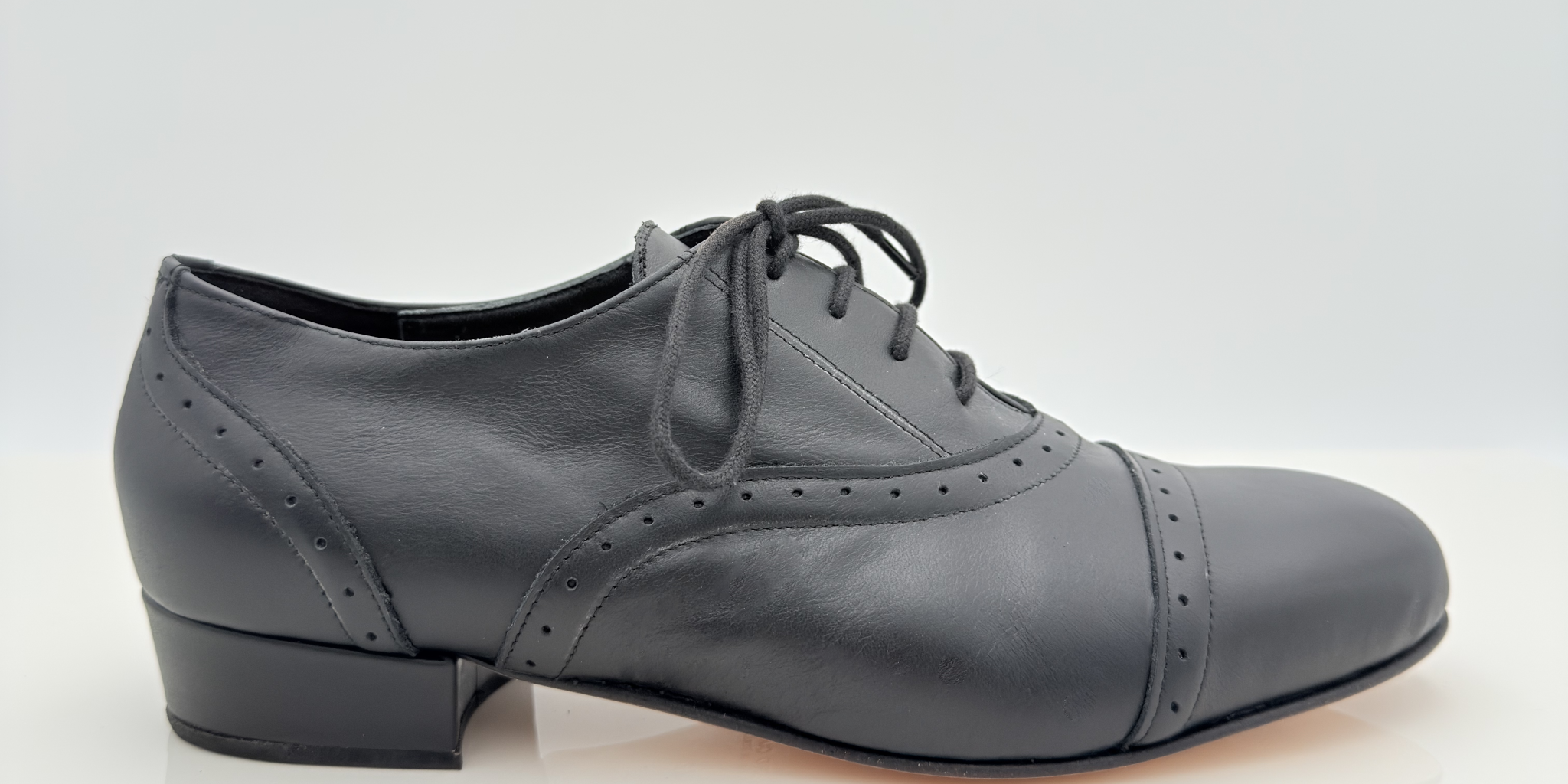 C Nicole Rimini scarpe tango uomo pelle nera design retrò cuciture buchi punta chiusa Mod. F5P2 tacco basso 2,5HSU lacci cotone Mod. 2CAL suola cuoio made in Italy — vista frontale
