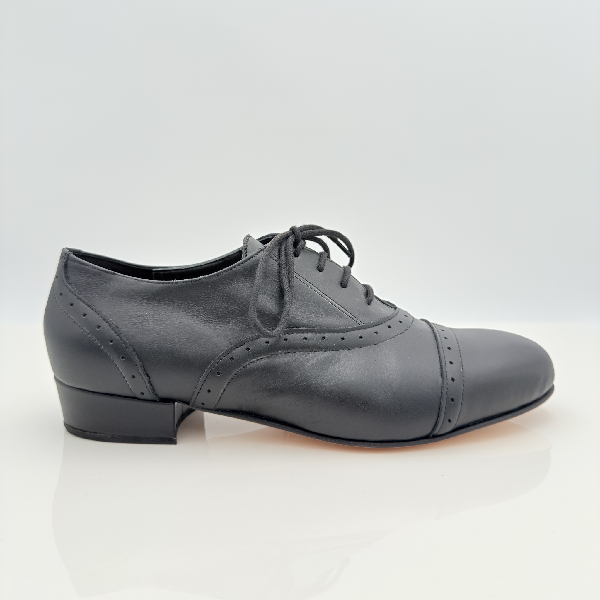 Steven art. 306/C Nicole Rimini scarpe tango uomo pelle nera design retrò cuciture buchi punta chiusa Mod. F5P2 tacco basso 2,5HSU lacci cotone Mod. 2CAL suola cuoio made in Italy — vista frontale
