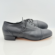 Dettaglio tomaia Steven art. 306/C Nicole Rimini — pelle nera cuciture buchi design retrò Mod. 2CAL lacci cotone non cerati punta chiusa uomo scarpe tango made in Italy
