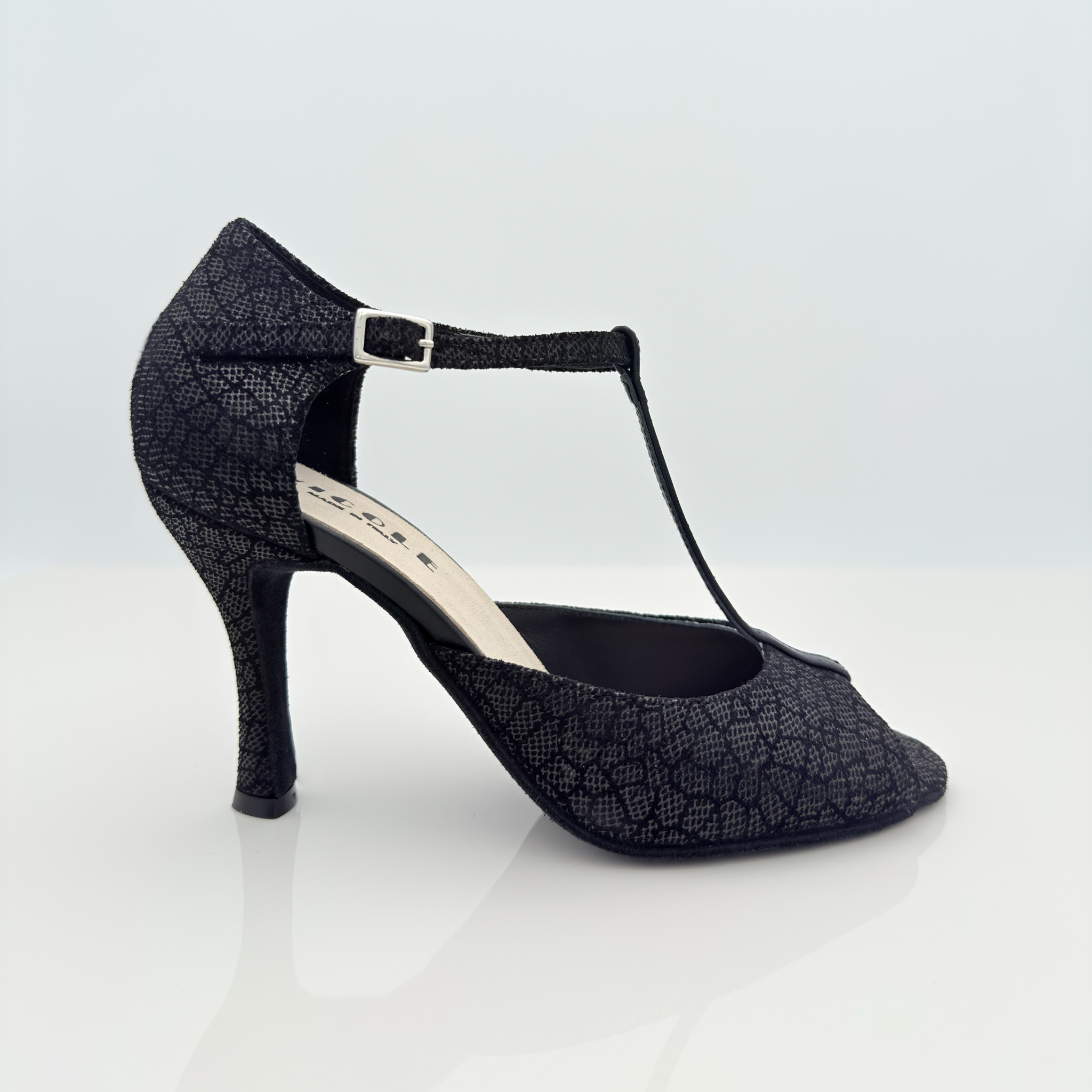 Susy 106 scarpa da ballo camoscio Narciso nero tomaia avvolgente per piede magro o pianta larga, cinturino semplice fascetta T 2CAB, tacco rocchetto 9HR suola bufala, vista frontale, Nicole Rimini Caraibici
