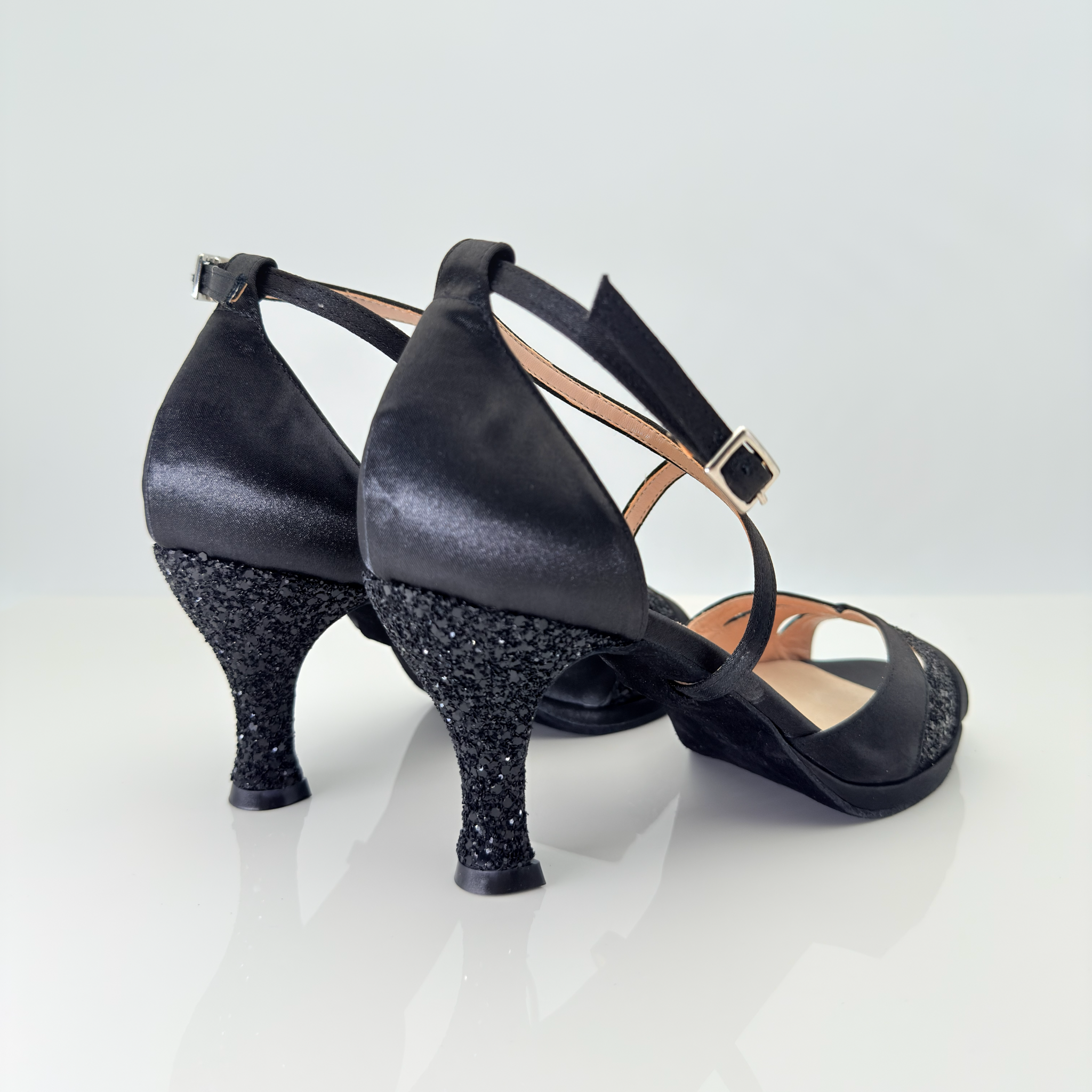 Vanessa 111T3 Nicole Rimini raso nero lucido glitter grosso nero, tomaia avvolgente pianta larga, cinturino incrociato 3CAI tacco rocchetto 7HR plateau, vista laterale, scarpa da ballo salsa bachata

