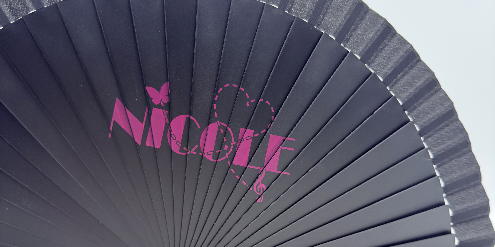 Nicole Ventaglio nero logo fuxia serate ballo danza — ventaglio pieghevole plastica